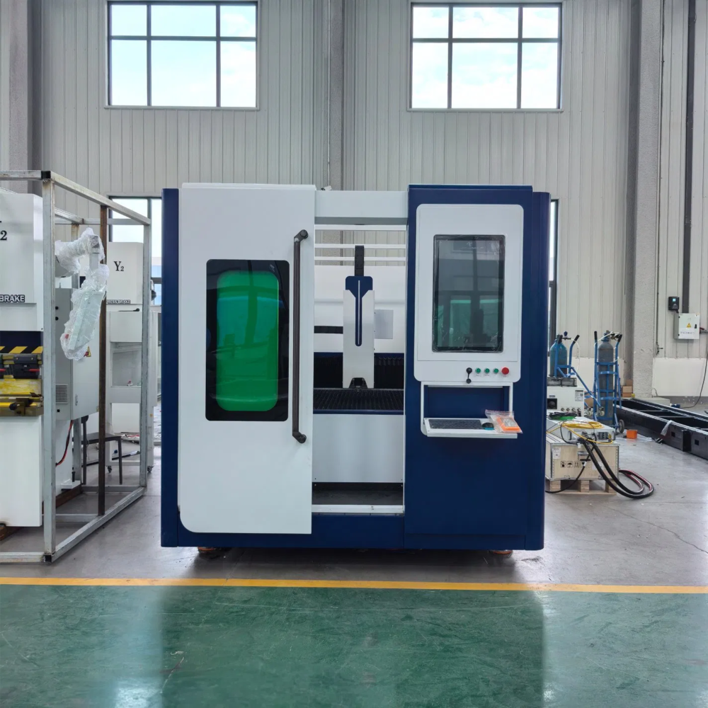 ⁦ماكينة فايبر ليزر لتقطيع الألواح المعدنية بكابينة مغلقة وطبلية تبادلية  Enclosed Fiber Laser Cutting Machine with Exchange Table⁩ - الصورة ⁦2⁩