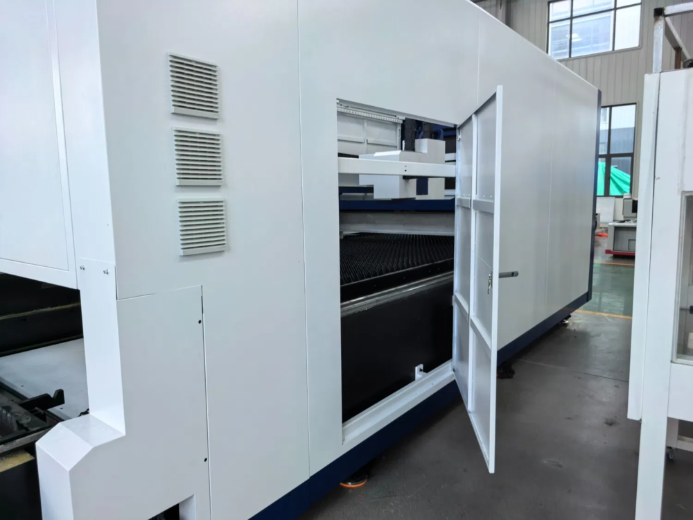 ⁦ماكينة فايبر ليزر لتقطيع الألواح المعدنية بكابينة مغلقة وطبلية تبادلية  Enclosed Fiber Laser Cutting Machine with Exchange Table⁩ - الصورة ⁦3⁩
