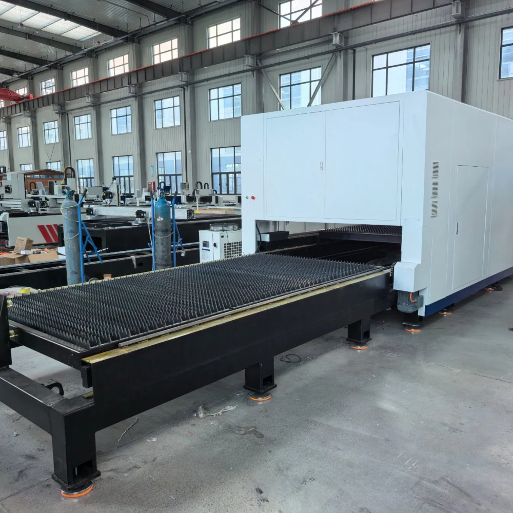 ⁦ماكينة فايبر ليزر لتقطيع الألواح المعدنية بكابينة مغلقة وطبلية تبادلية  Enclosed Fiber Laser Cutting Machine with Exchange Table⁩ - الصورة ⁦5⁩